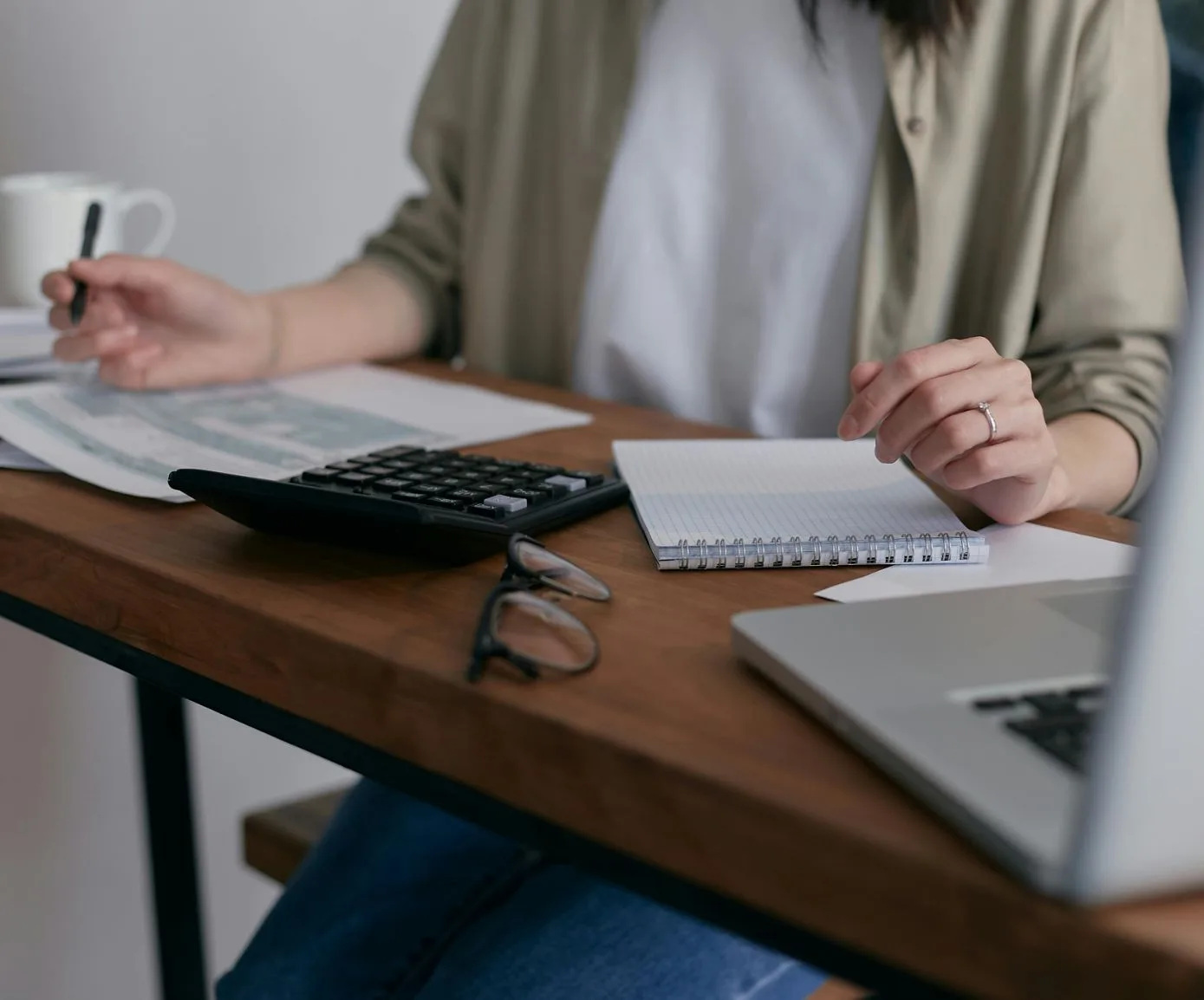 Kvinna vid dator som planerar anhörigstöd